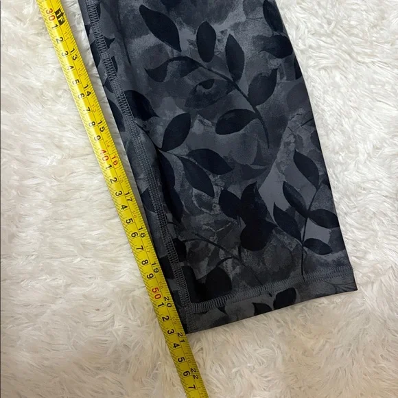 Old Navy Like New Active Powersoft Extra High-Rise Leggings Cropped Size M - Picture 7 of 12